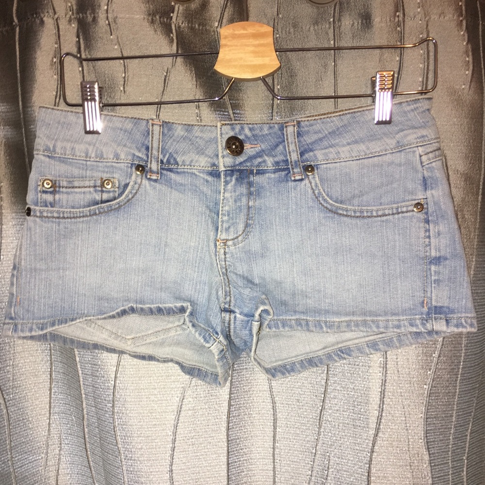 l.e.i. Ashley size 5, pale blue jean shorts